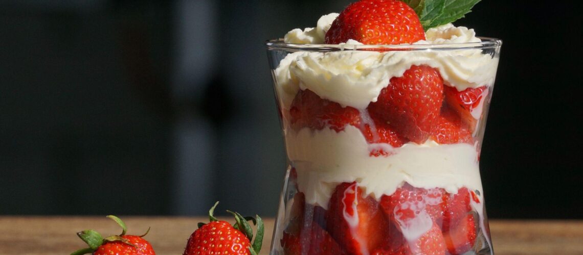 Buttercream vs Whipped Cream: When to Use Each?